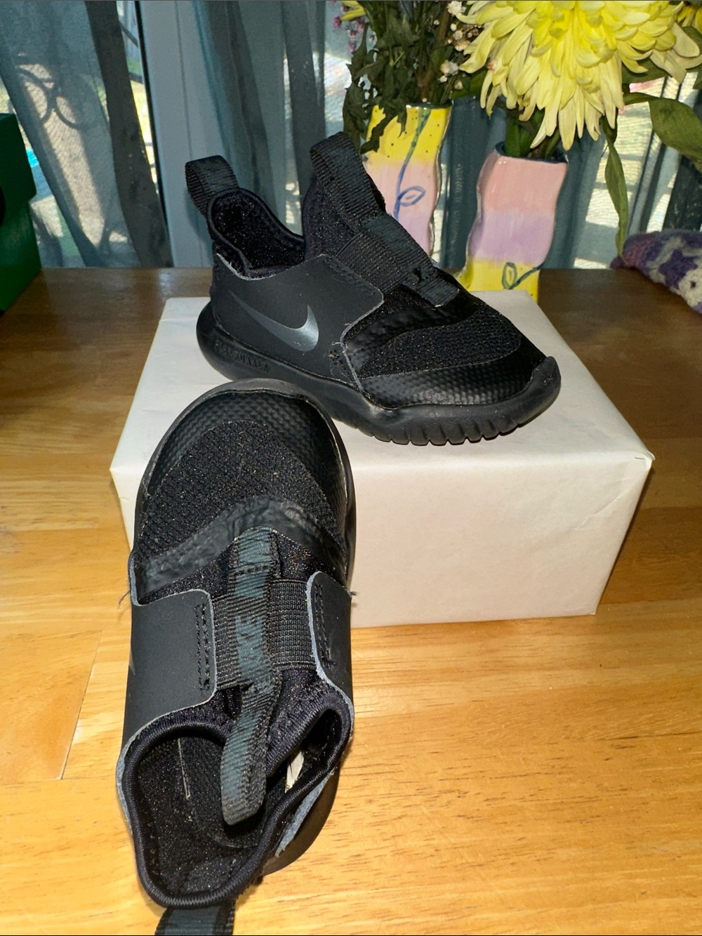 🤩Nike Kids Black Slip-On Athletic Sneakers with reflective Swoosh. 🎁3